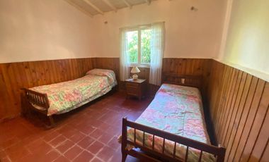 VENTA. Casa 3 ambientes con dependencia y gran parque en MAR DEL SUD