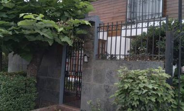 Casa de Dos Pisos en Avda Pdte Ibañez