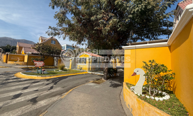 SE VENDE CASA SEMI AMOBLADA EN CONDOMINIO DELFOS