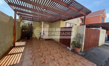 SE VENDE CASA SEMI AMOBLADA EN CONDOMINIO DELFOS