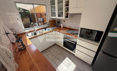 SE VENDE CASA SEMI AMOBLADA EN CONDOMINIO DELFOS