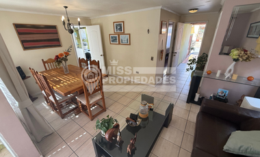 SE VENDE CASA SEMI AMOBLADA EN CONDOMINIO DELFOS