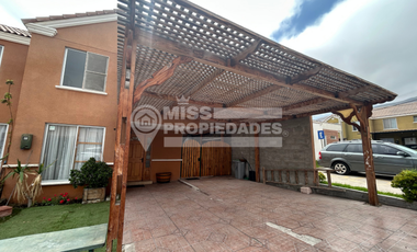 SE ARRIENDA CASA EN CONDOMINIO LOS EXPLORADORES