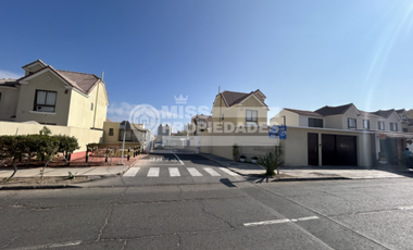 SE VENDE CASA EN CONDOMINIO MIÑIQUES SECTOR COSTA LAGUNA