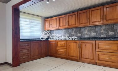 Arriendo casa 3 dormitorios con estacionamiento en Estadio Germán Becker, Temuco