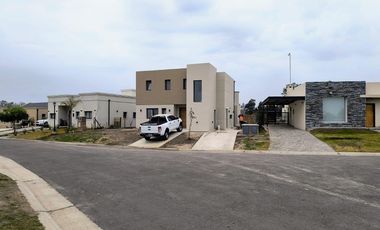 Casa en Santa Elisa, Pilar del este.