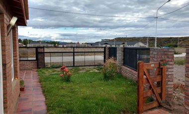 Casa en venta - 3 Dormitorios 1 Baño - Los Antiguos