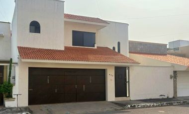 Casa en VENTA en COSTA DE ORO / AMPLIO JARDIN