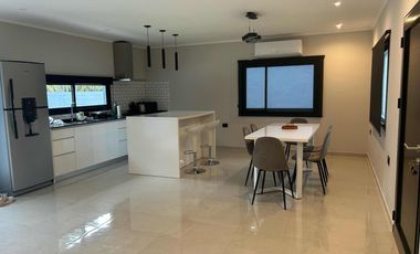 Casa en venta - 4 Dormitorios 2 Baños - Santa Clara del Mar