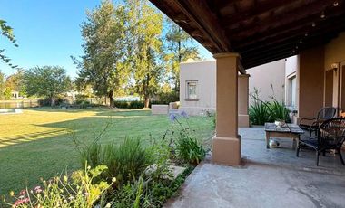 Venta Casa 5 dormitorios más dependencia de servicio jardín con pileta Country Aldea Lago Fisherton