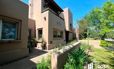 Venta Casa 5 dormitorios más dependencia de servicio jardín con pileta Country Aldea Lago Fisherton