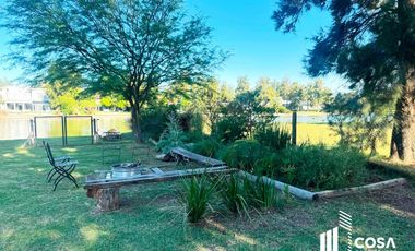 Venta Casa 5 dormitorios más dependencia de servicio jardín con pileta Country Aldea Lago Fisherton