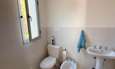 Venta Casa 5 dormitorios más dependencia de servicio jardín con pileta Country Aldea Lago Fisherton