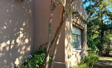 Venta Casa 5 dormitorios más dependencia de servicio jardín con pileta Country Aldea Lago Fisherton