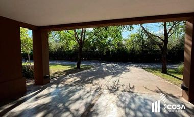 Venta Casa 5 dormitorios más dependencia de servicio jardín con pileta Country Aldea Lago Fisherton