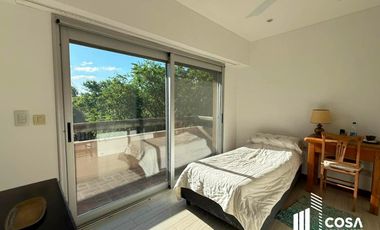 Venta Casa 5 dormitorios más dependencia de servicio jardín con pileta Country Aldea Lago Fisherton