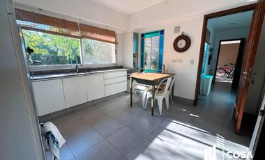 Venta Casa 5 dormitorios más dependencia de servicio jardín con pileta Country Aldea Lago Fisherton