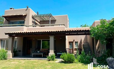 Venta Casa 5 dormitorios más dependencia de servicio jardín con pileta Country Aldea Lago Fisherton