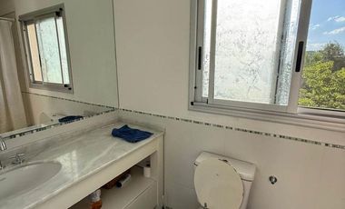 Venta Casa 5 dormitorios más dependencia de servicio jardín con pileta Country Aldea Lago Fisherton