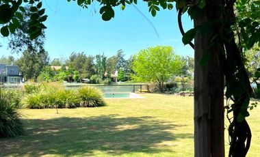 Venta Casa 5 dormitorios más dependencia de servicio jardín con pileta Country Aldea Lago Fisherton