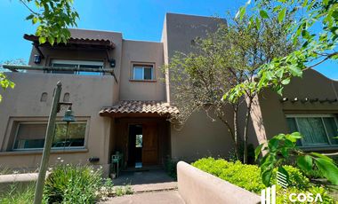 Venta Casa 5 dormitorios más dependencia de servicio jardín con pileta Country Aldea Lago Fisherton