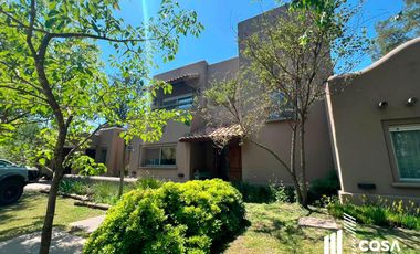 Venta Casa 5 dormitorios más dependencia de servicio jardín con pileta Country Aldea Lago Fisherton