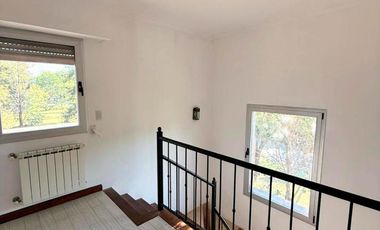 Venta Casa 5 dormitorios más dependencia de servicio jardín con pileta Country Aldea Lago Fisherton