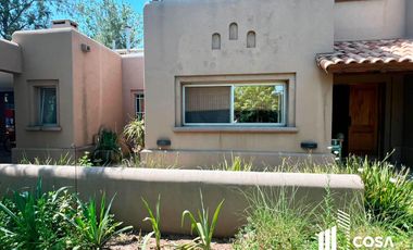 Venta Casa 5 dormitorios más dependencia de servicio jardín con pileta Country Aldea Lago Fisherton