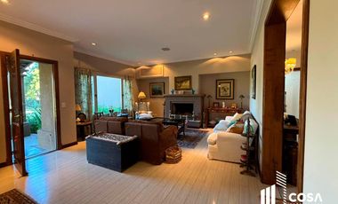 Venta Casa 5 dormitorios más dependencia de servicio jardín con pileta Country Aldea Lago Fisherton