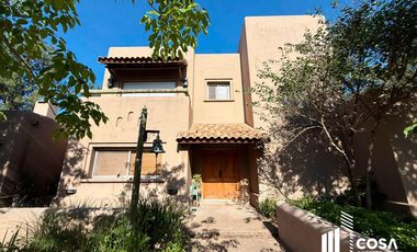 Venta Casa 5 dormitorios más dependencia de servicio jardín con pileta Country Aldea Lago Fisherton