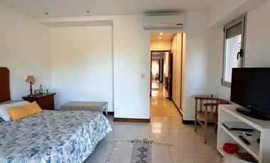 Venta Casa 5 dormitorios más dependencia de servicio jardín con pileta Country Aldea Lago Fisherton