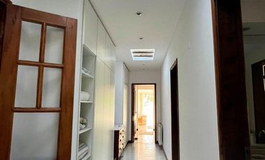 Venta Casa 5 dormitorios más dependencia de servicio jardín con pileta Country Aldea Lago Fisherton