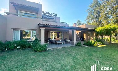 Venta Casa 5 dormitorios más dependencia de servicio jardín con pileta Country Aldea Lago Fisherton