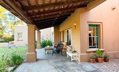 Venta Casa 5 dormitorios más dependencia de servicio jardín con pileta Country Aldea Lago Fisherton