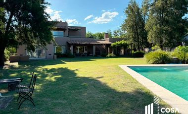 Venta Casa 5 dormitorios más dependencia de servicio jardín con pileta Country Aldea Lago Fisherton