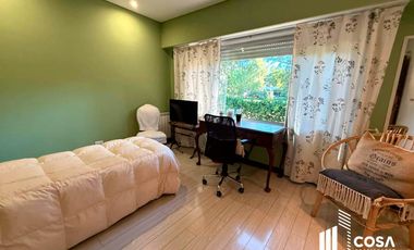 Venta Casa 5 dormitorios más dependencia de servicio jardín con pileta Country Aldea Lago Fisherton