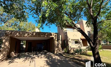 Venta Casa 5 dormitorios más dependencia de servicio jardín con pileta Country Aldea Lago Fisherton