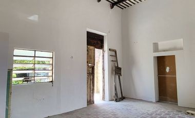 Casa en venta para remodelar en el Centro Histórico de Mérida – Gran terreno