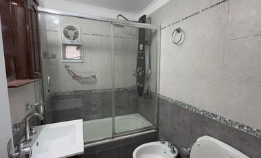 Departamento de 2 ambientes amoblado con cochera en alquiler