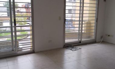 Alquiler de Departamento 2 Ambientes en Ramos Mejia  Al frente Con Cochera cubierta