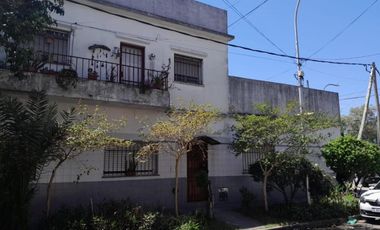 Casa en venta - 3 Dormitorios 2 Baños - Local - Lanús
