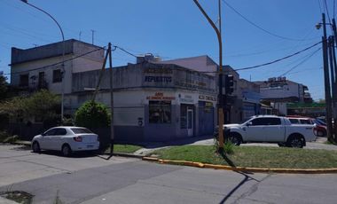 Casa en venta - 3 Dormitorios 2 Baños - Local - Lanús