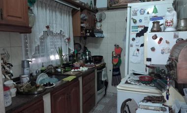 Casa en venta - 3 Dormitorios 2 Baños - Local - Lanús