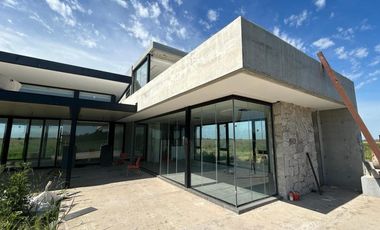 Casa en venta - 4 Dormitorios 4 Baños - Villa Ramallo