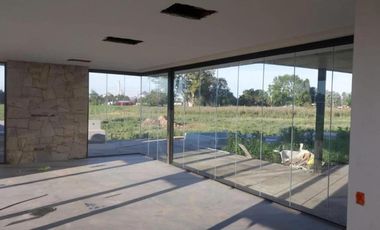 Casa en venta - 4 Dormitorios 4 Baños - Villa Ramallo