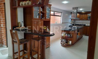 VENDO CASA EXPACIOSA EN SABANETA