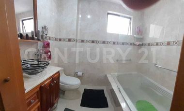 VENDO CASA EXPACIOSA EN SABANETA