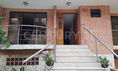 VENDO CASA EXPACIOSA EN SABANETA