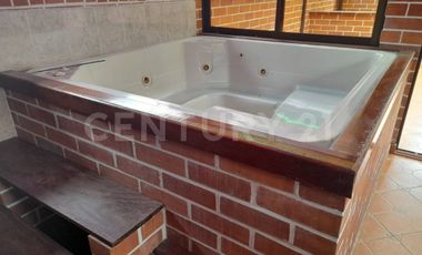VENDO CASA EXPACIOSA EN SABANETA