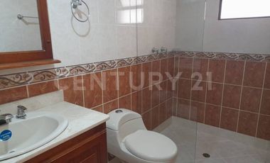 VENDO CASA EXPACIOSA EN SABANETA